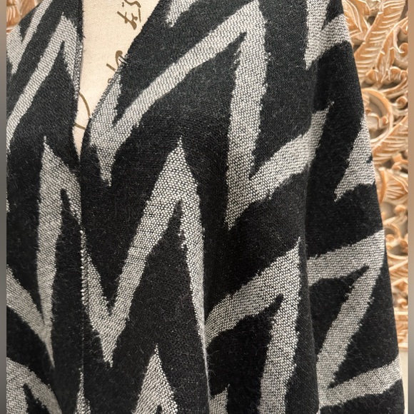 Shawl Poncho Black & Gray Reversable Open Front Blanket Style- One Size - Picture 3 of 9
